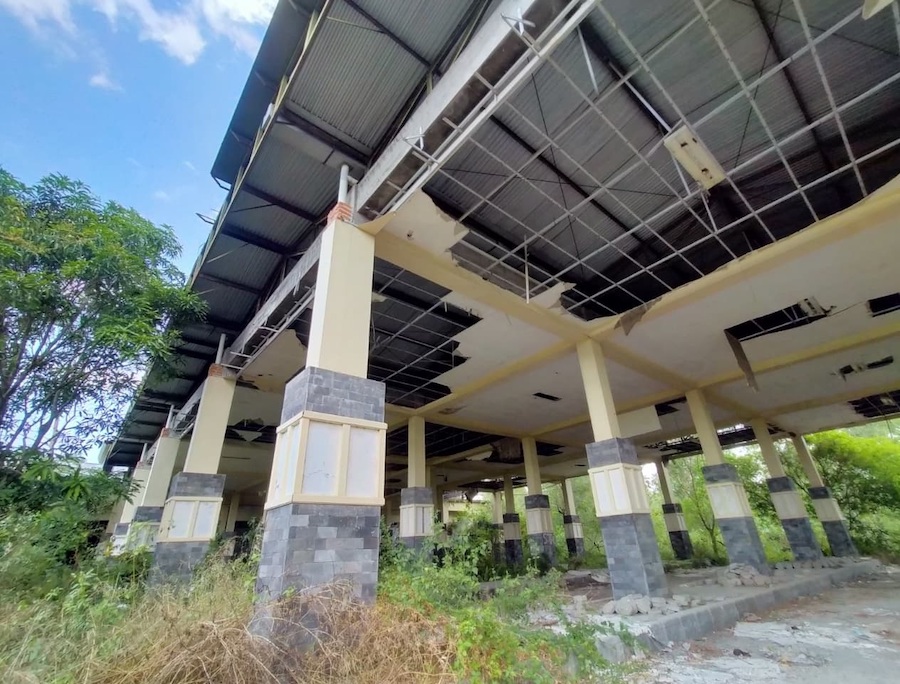 TERBENGKALAI: Terminal tipe A di Desa Masaran, Kecamatan Tragah, tanpa aktivitas Senin (18/8).&nbsp;VIVIN AGUSTIN HARTONO/JPRM