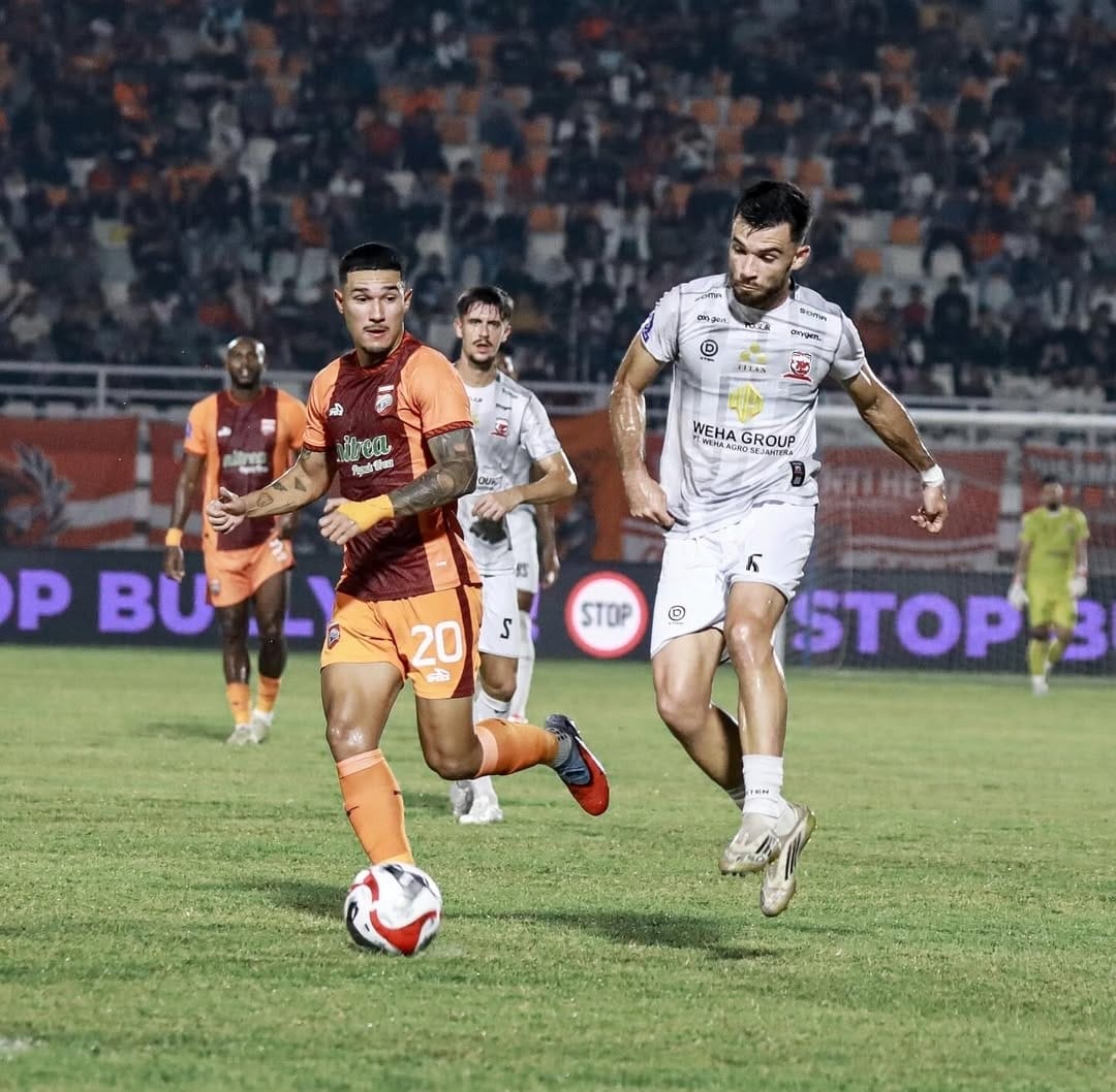 DUEL: Pemain MU Roger Bonet Badia menendang bola saat bertanding di Stadion Segiri, Samarinda, Kalimantan Timur, Sabtu (22/11) malam.