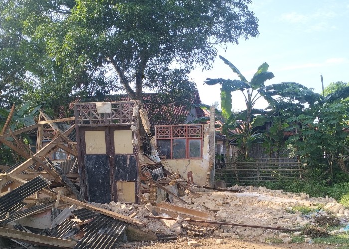 Kondisi bangunan SDN Kajuanak 4 Galis Bangkalan setelah ambruk.