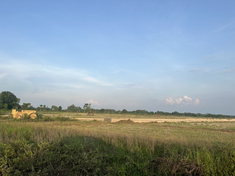 PROYEK LANJUTAN: Lokasi proyek jalan lingkar bandara yang berlokasi di Desa Kacongan, Kecamatan Kota Sumenep, Senin (24/11).&nbsp;