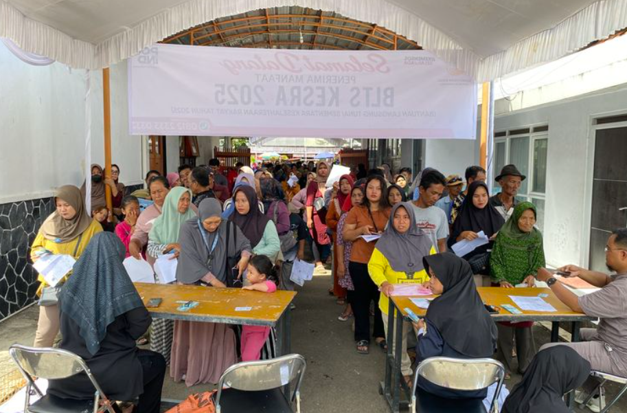 Warga saat menerima Bantuan Langsung Tunai Sementara Kesejahteraan Rakyat (BLTS Kesra) senilai Rp 900.000 yang disalurkan di Kantor Pos Indonesia Cabang Indramayu, Senin (24/11/2025) (KOMPAS.com)