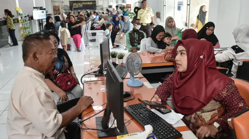 Ilustrasi. Petugas memeriksa data Keluarga Penerima Manfaat (KPM) penerima BLTS Kesra 2025 di Kantor Pos Indonesia, Rawamangun, Jakarta Timur, Jumat (21/11/2025). ANTARA FOTO/Fakhri Hermansyah/foc.