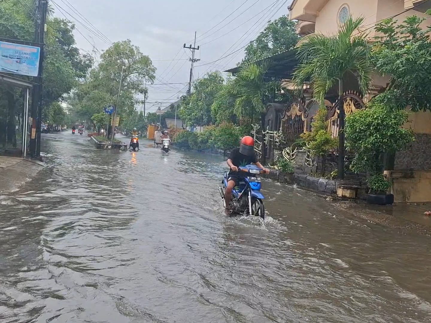 TERGENANG: Pengendara menerobos jalan yang tergenang air di Jalan Kamboja, Desa Kolor, Kecamatan Kota Sumenep, Kamis (20/11).&nbsp;