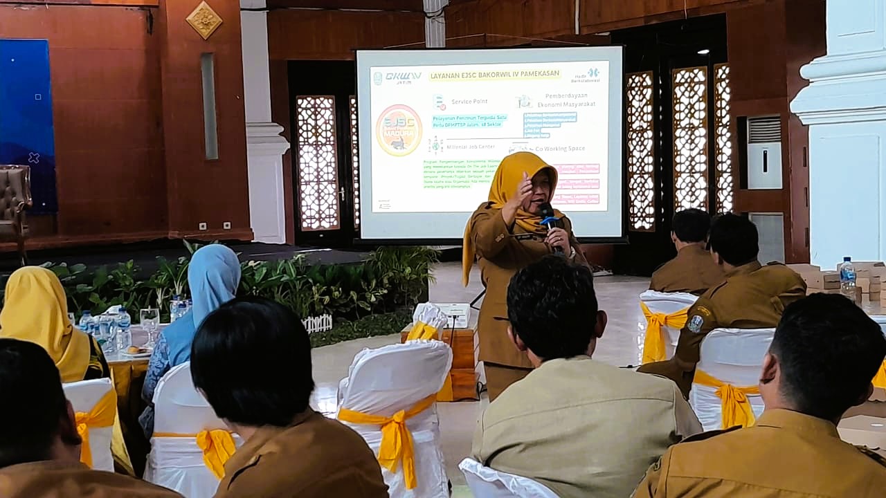 SERIUS: Ketua Bakorwil IV Pamekasan Sufi Agustini menyampaikan materi dalam Forum Konsultasi Publik (FKP), Senin (24/11).&nbsp;