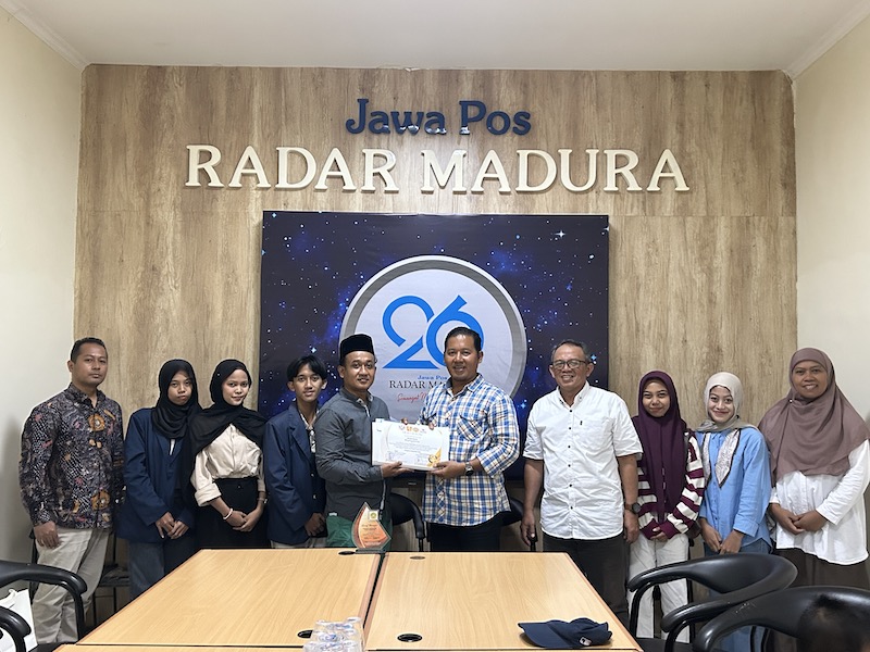 SIMBOLIS: Dosen Korprodi Sosiologi UTM bersama rekan menjemput mahasiswa magang berdampak di kantor pusat JPRM.