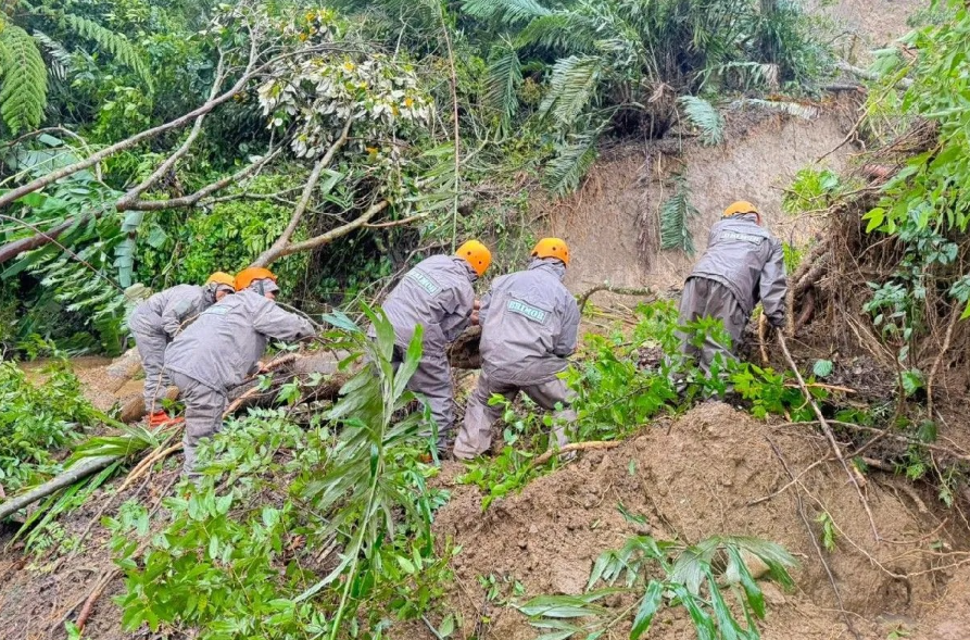 Akses Sibolga&ndash;Padangsidimpuan Kembali Terbuka Berkat Upaya Brimob Polda Sumut. (Antara)