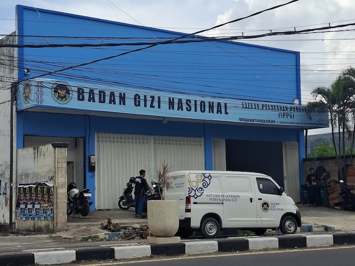 MEGAH: Mobil Operasional MBG diparkir di depan dapur SPPG Yayasan Bakti Bunda Berjaya di Jalan Trunojoyo, Gedungan, Kecamatan Kota Sumenep, Rabu (19/11).&nbsp;