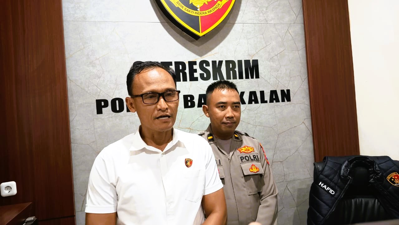 RAMAH: Kasatreskrim Polres Bangkalan AKP Hafid Dian Maulidi didampingi Kasihumas Polres Bangkalan Ipda Agung Intama saat ditemui di ruang kerjanya, Senin (20/10).&nbsp;