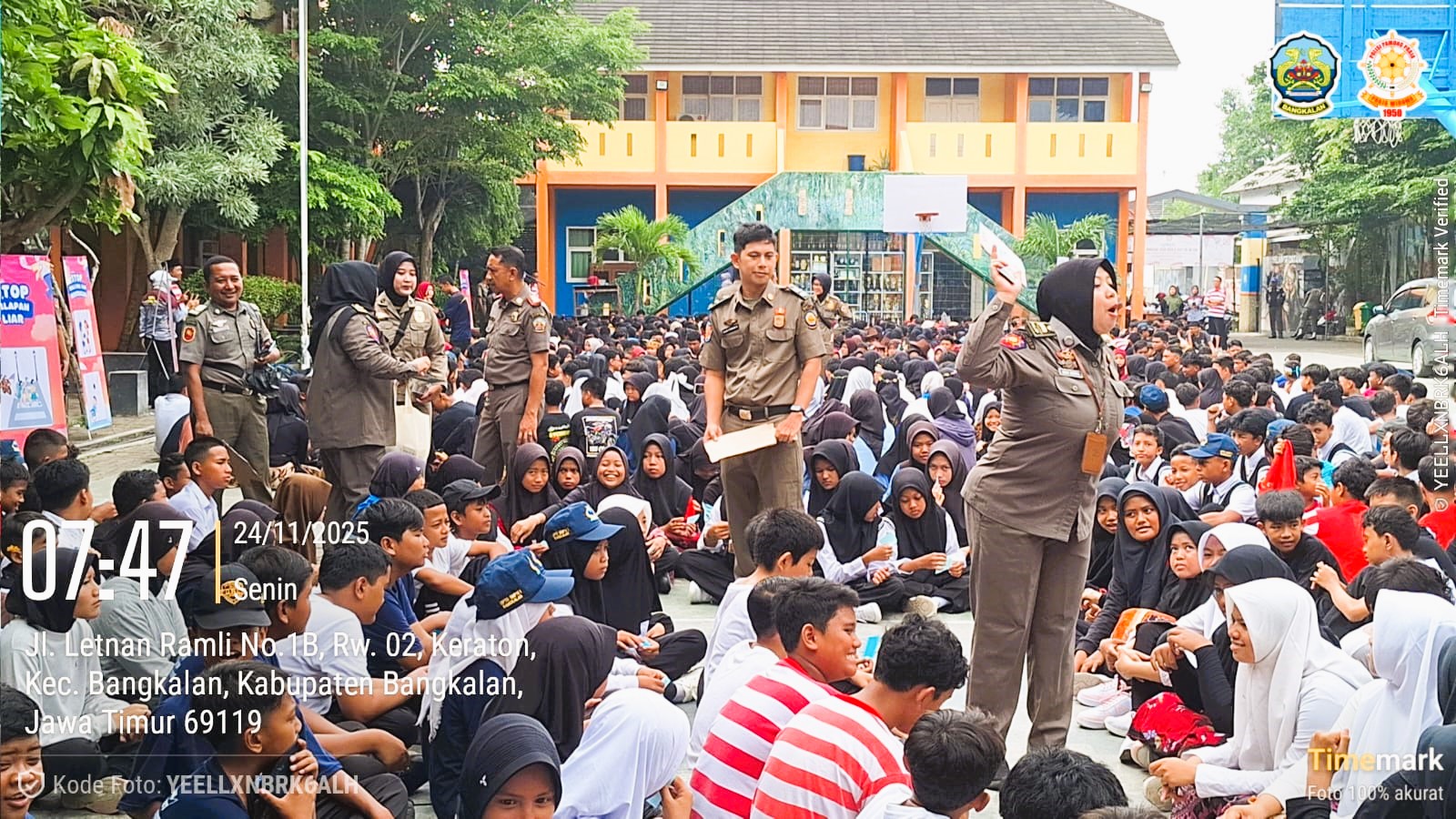 MENYENANGKAN Petugas Satpol PP Bangkalan memberikan pembinaan kepada siswa UPTD SMPN 1 Bangkalan Selasa (22/11).&nbsp;