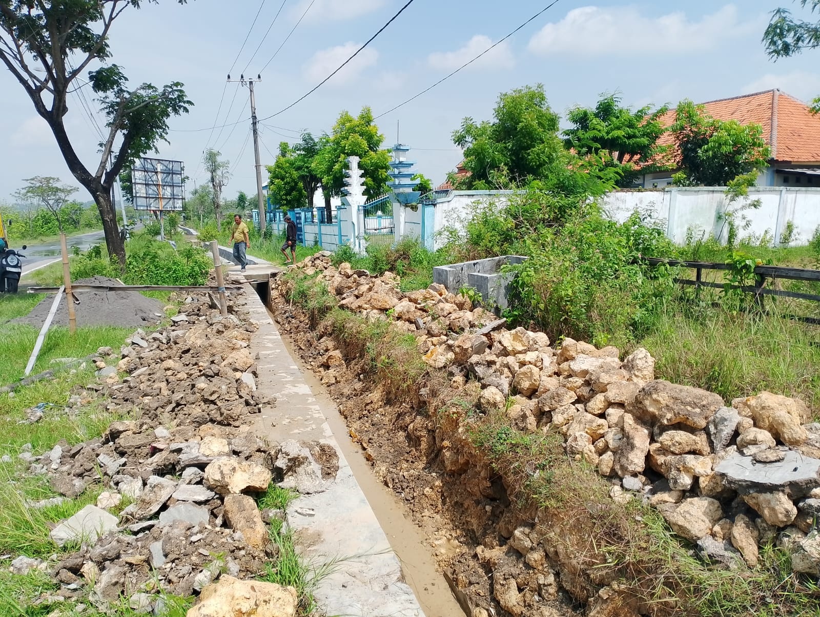 RUSAK PARAH:Tukang berada di area proyek pembangunan saluran di Desa Apaan, Kecamatan Pangarengan, Sampang, Selasa (26/11).&nbsp;