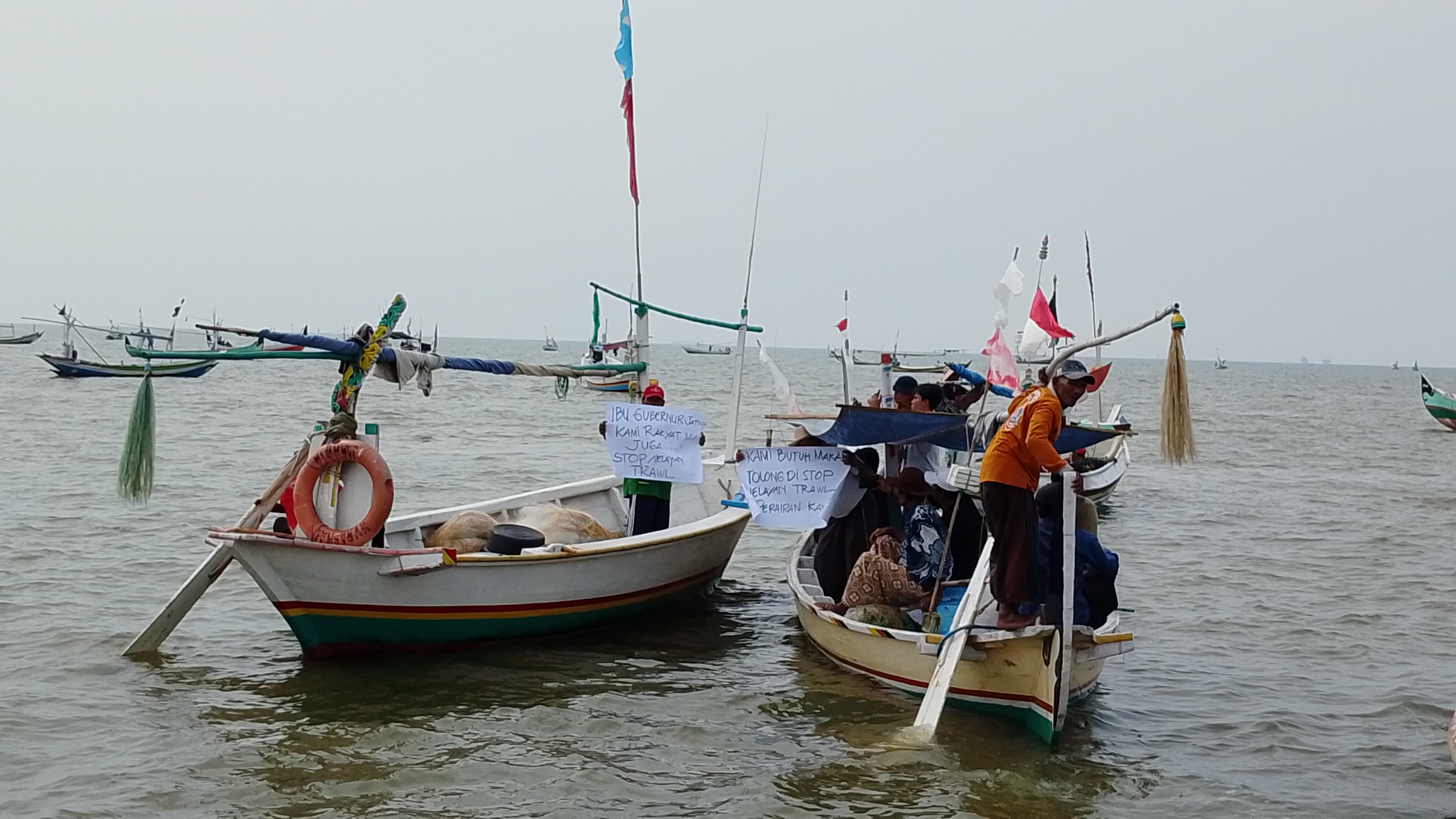 Nelayan di Desa Tengket Arosbaya mengaku sering kecolongan karena kapal trawl beroperasi Tengah malam. Sementara sikap aparat bikin bingung.