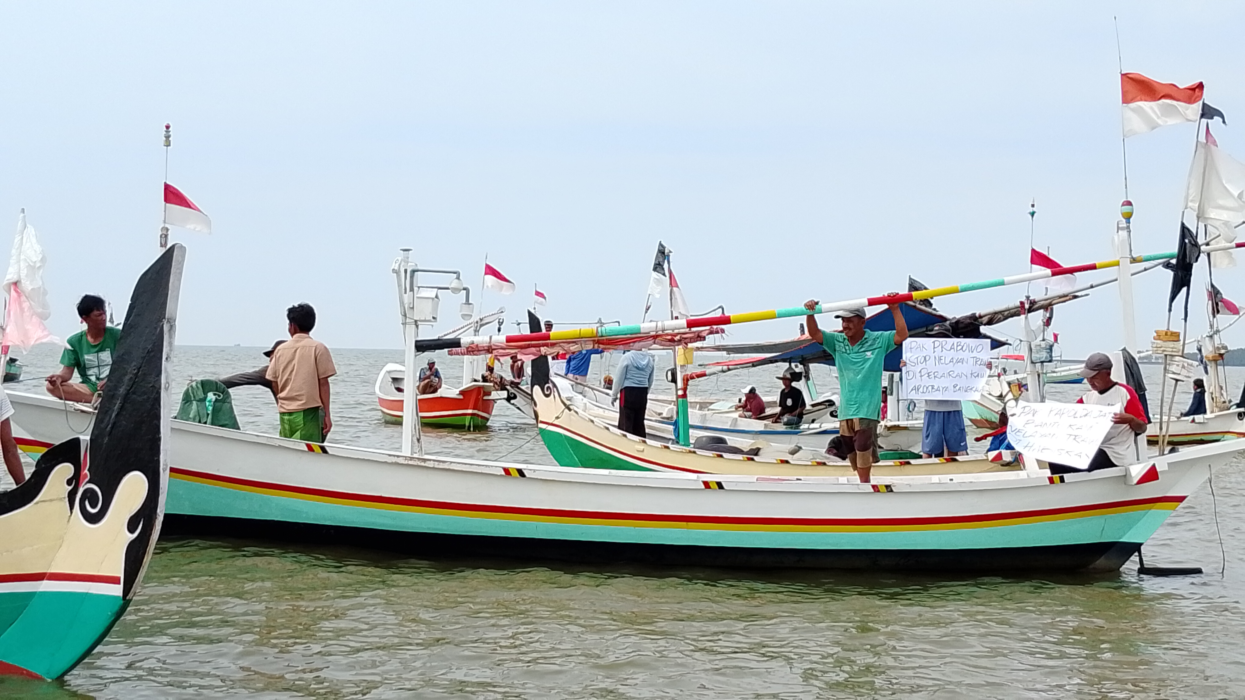 Para nelayan Arosbaya Bangkalan mengancam akan melakukan demo besar jika pemrintah tidak bertindak atas maraknya kapal luar daerah yang menangkap ikan menggunakan jaring trawl.