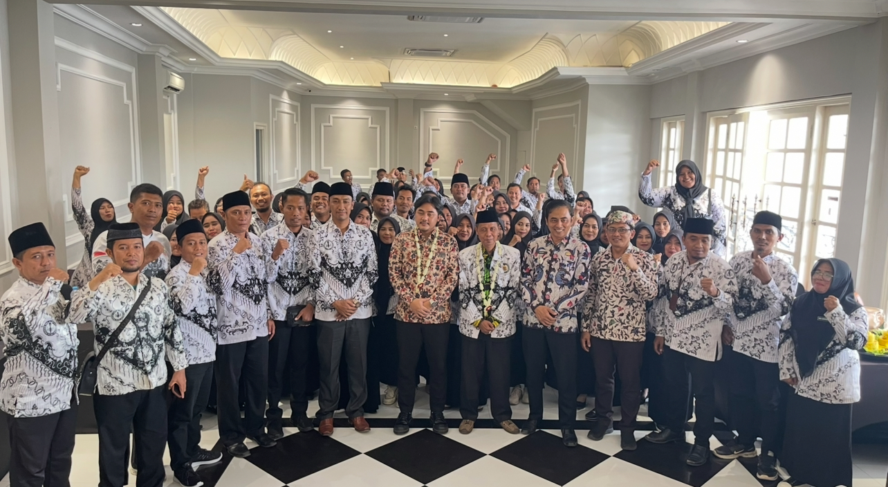 Sejumlah guru non ASN sertifikasi negeri menggelar tasyakkuran usai tunjangannya cair