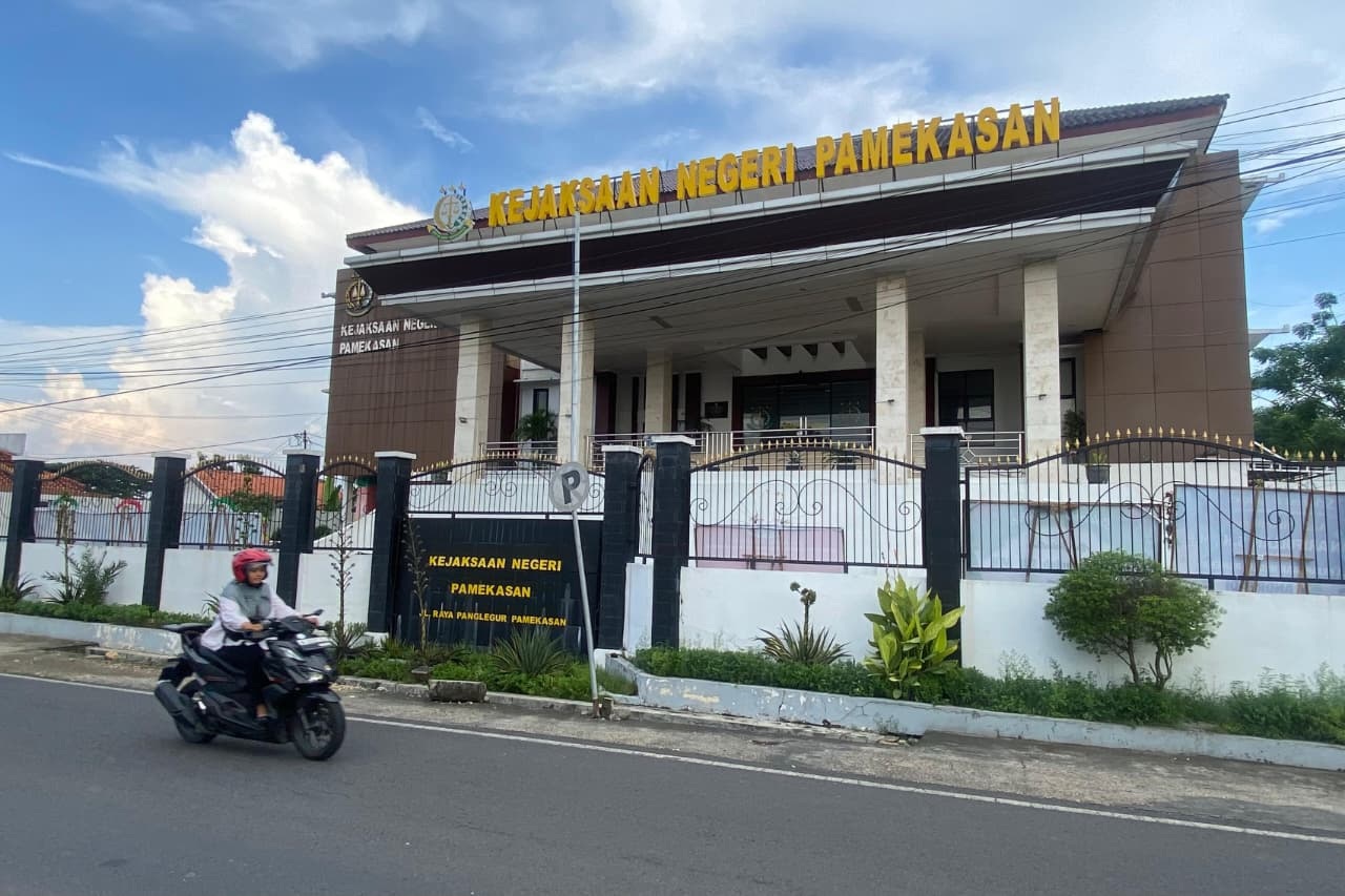 MEGAH: Pengendara melintas di Kantor Kejari Pamekasan, Rabu (26/11).&nbsp;