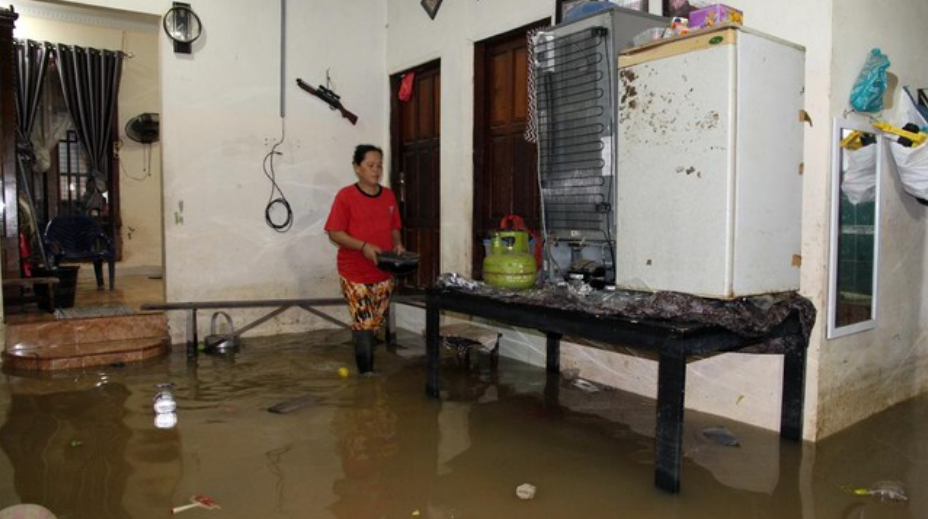 Banjir menerjang 19 kecamatan di Kota Medan, termasuk rumah dinas Gubernur Sumut Bobby akibat hujan deras sejak Selasa (25/11). (ANTARA FOTO/Yudi Manar)