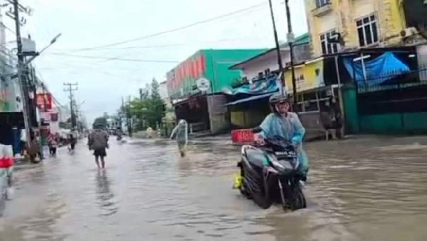 Banjir di Jalan Karya, Kecamatan Medan Barat.(MI/Yoseph Pencawan)