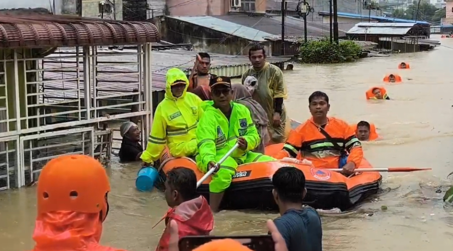 Banjir yang melanda Kota Medan dan Deli Serdang, Sumatera Utara (Sumut), sejak Kamis, 27 November 2025 pagi. (Beritasatu.com/Panji Satrio)