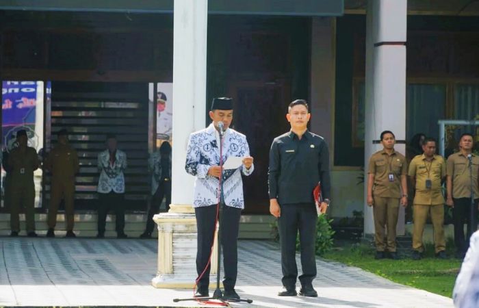 VISIONER: Bupati Bangkalan Lukman Hakim menyampaikan sambutan saat apel peringatan HGN di halaman Kantor Pemkab. (PROKOPIM UNTUK RadarMadura.id)