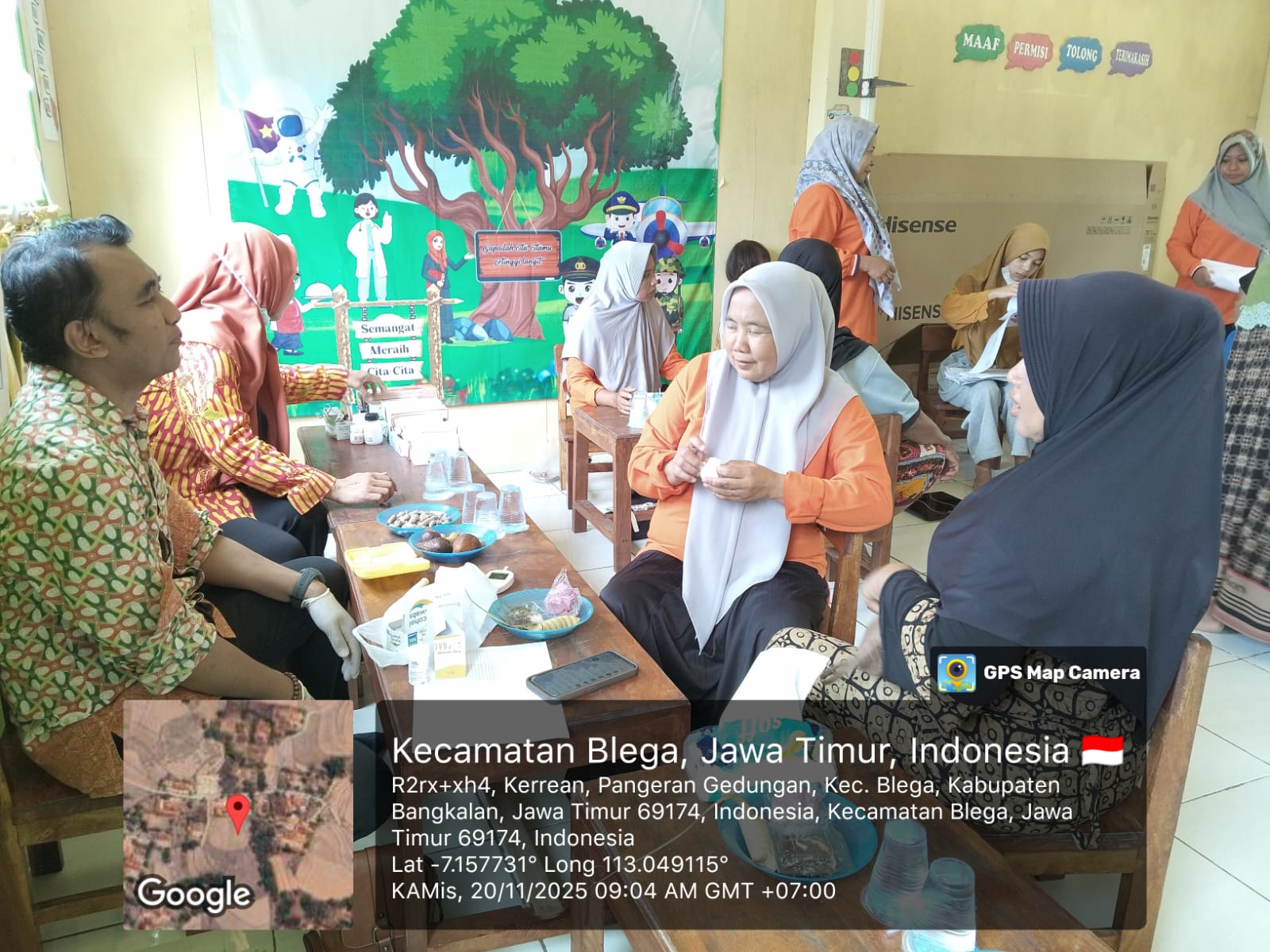 Petugas Puskesmas Blega saat melakukan pengecekan kesehatan warga melalui program Sugar Dedi Mau Disun