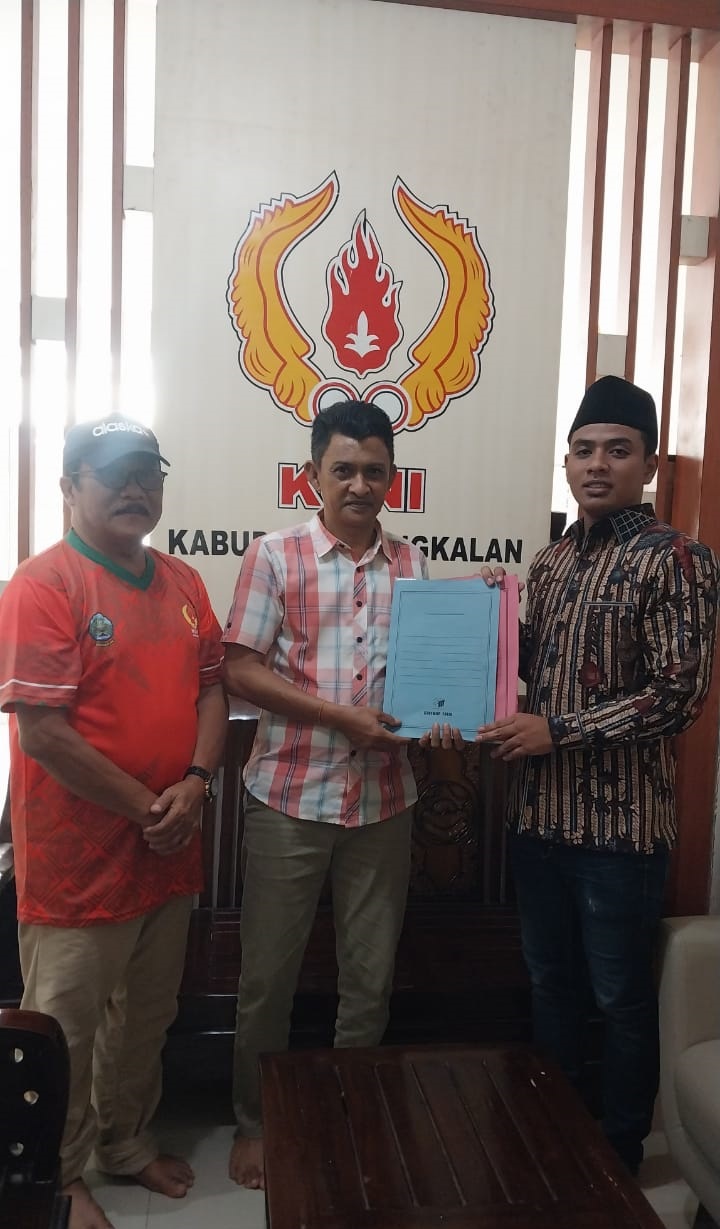 SIAP BERKOMPETISI: Calon ketua umum KONI Kabupaten Bangkalan Tajul Anwar menyerahkan berkas pendaftaran, ke kantor KONI, Kamis (27/11).