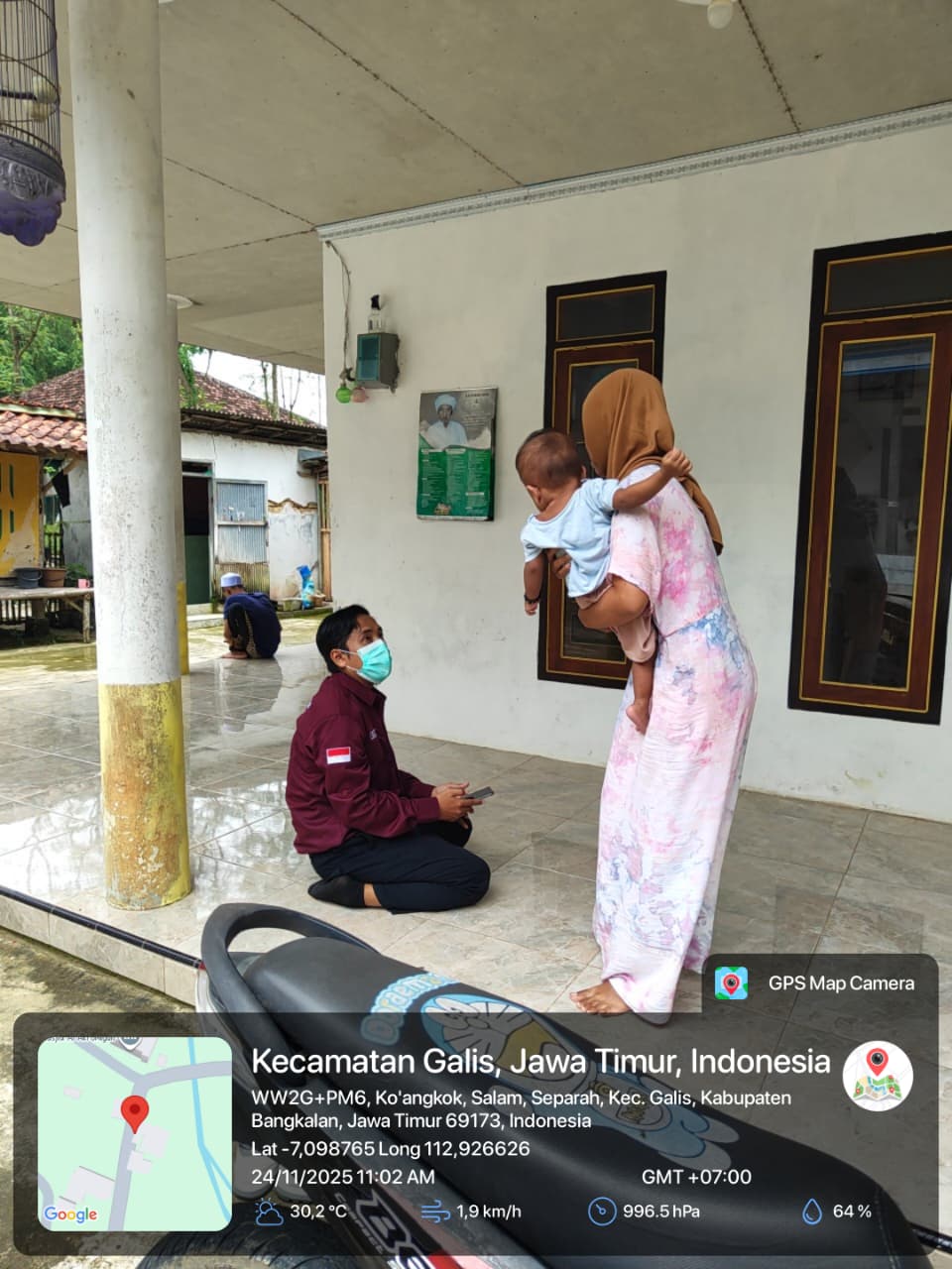 Petugas Puskemas Banjar Kec. Galis saat mendatangi rumah warga untuk mengecek kesehatan