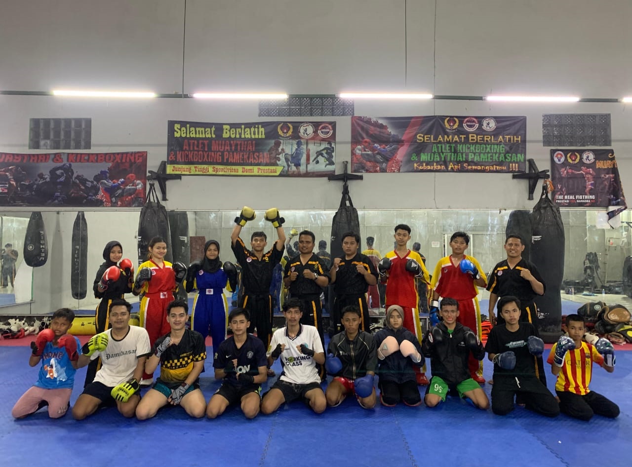 KOMPAK: Atlet KBI Pamekasan berfoto bersama usai latihan di Masyer Gym, Selasa (5/8) malam.&nbsp;