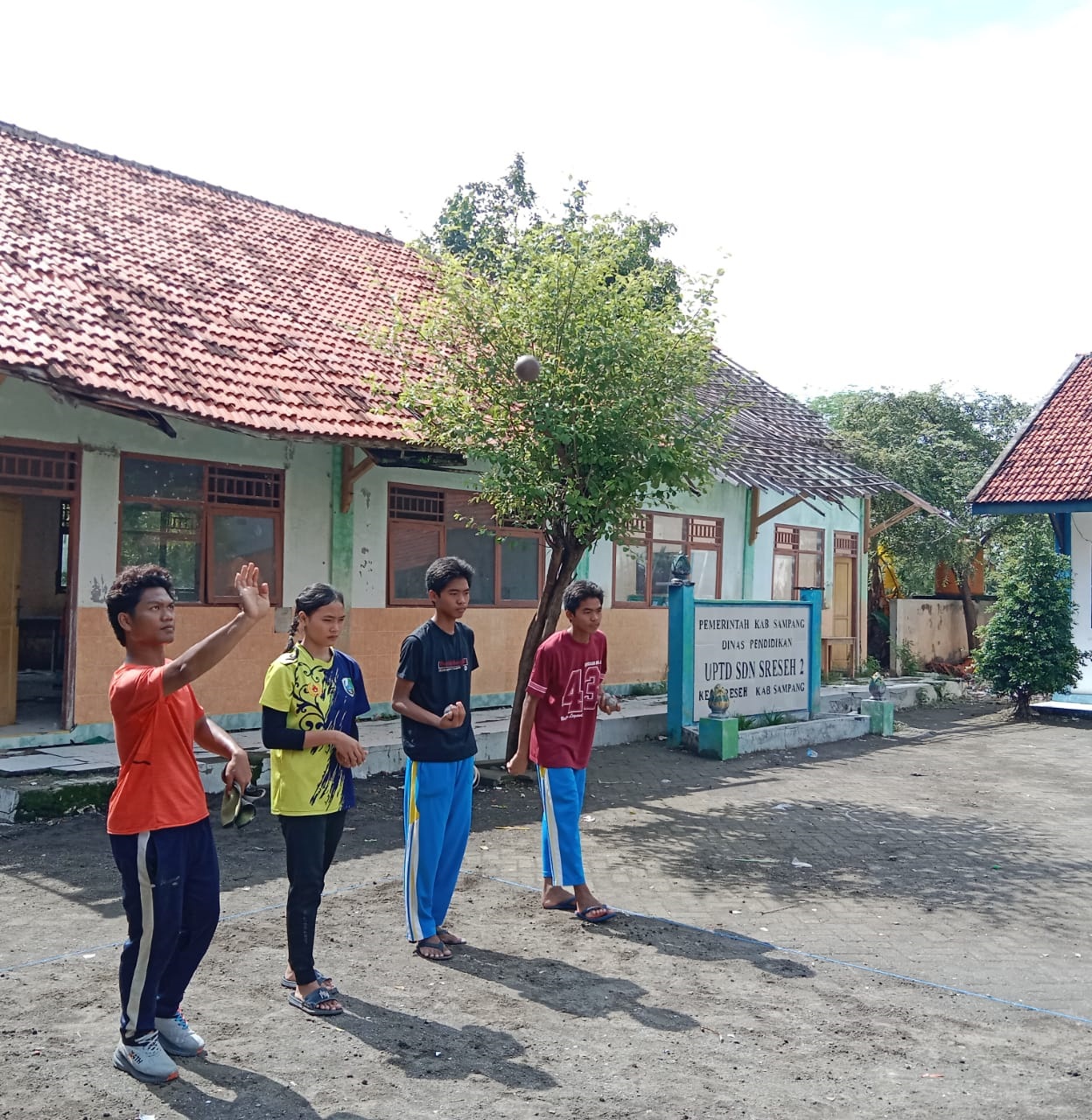 PENUH SEMANGAT: Atlet Fopi Sampang saat latihan bersama di halaman SDN Sreseh 2 Sampang, Rabu (26/11).&nbsp;