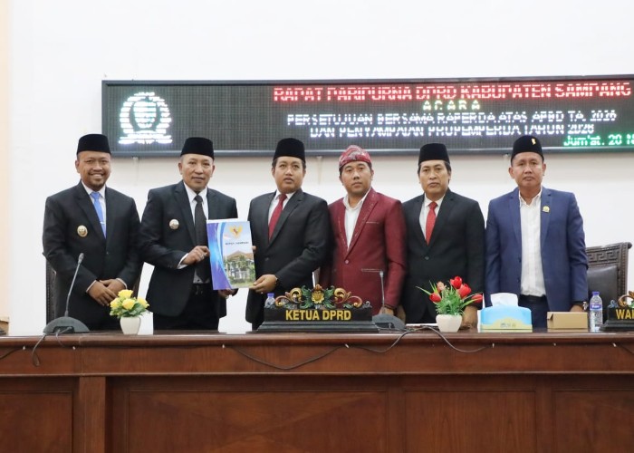 Bupati Sampang dan Ketua DPRD Sampang saat serah Terima draft Raperda APBD 2026.