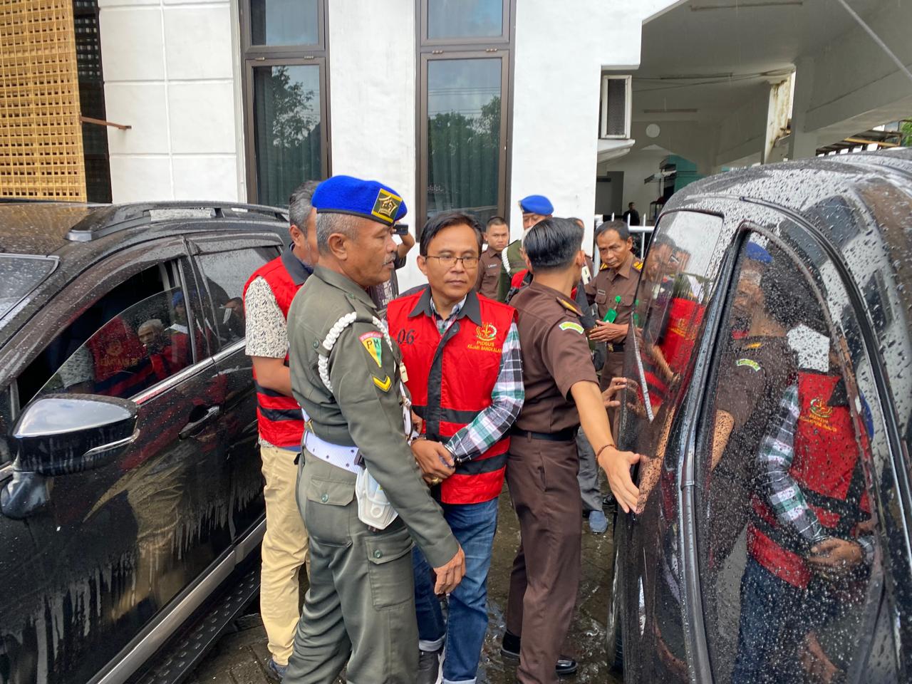 UPAYA PAKSA: Sofiulloh Syarif tersangka kasus dugaan tipikor dana penyertaan modal BUMD digiring ke mobil tahanan Kejari Bangkalan, Senin (16/6).&nbsp;