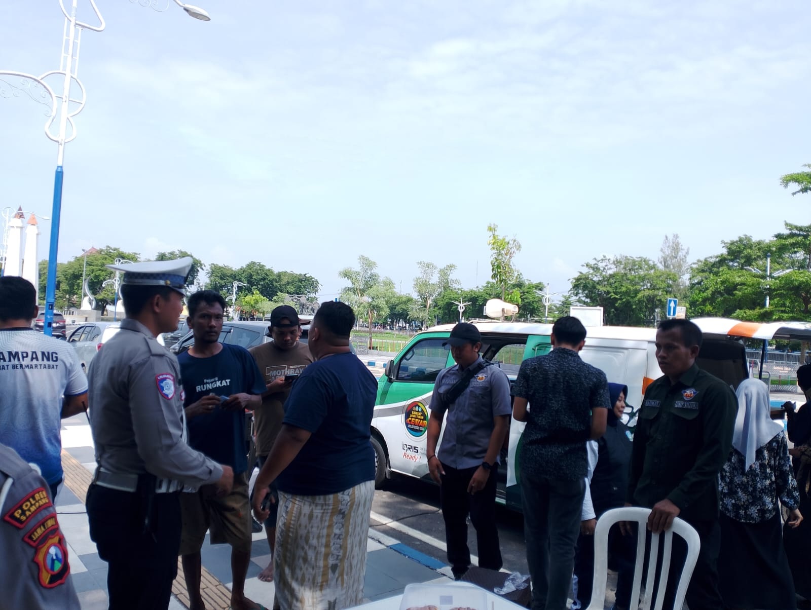 TEGAS: Anggota Satlantas Polres Sampang memberikan teguran kepada seorang pengendara di Alun-alun Trunojoyo Sampang.