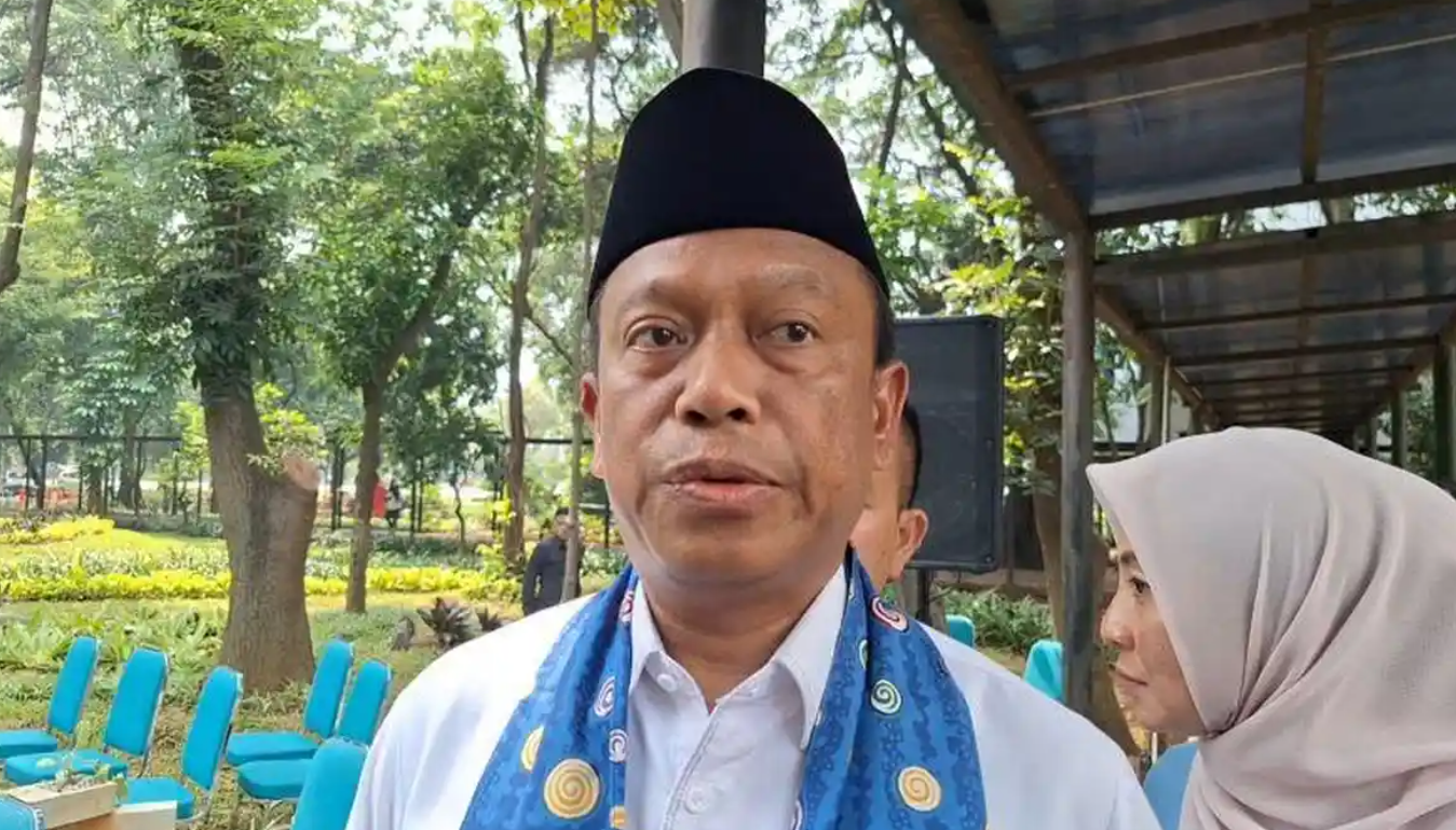 Wali Kota Jaktim Munjirin bakal pindahkan Bocah SDN 01 Klender yang setiap hari naik KRL dari Tangerang, Jumat (28/11/1025). (WARTA KOTA/MIFTAHUL MUNIR)