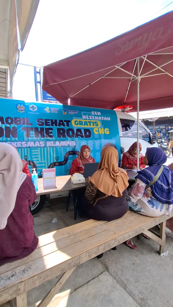 Mobil Sehat on The Road Puskesmas Klampis hadir ditengah-tengah masyarakat untuk melakukan pemeriksaan gratis