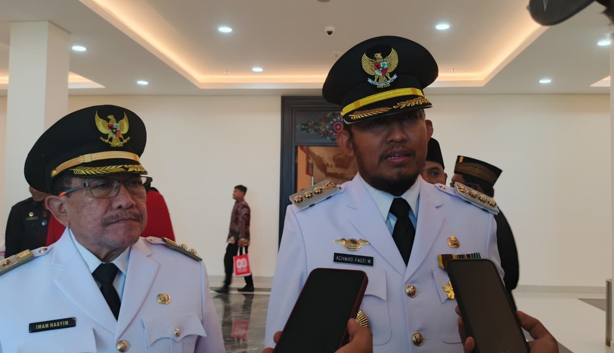 TEGAS: Bupati Sumenep Achmad Fauzi Wingsojudo saat diwawancarai oleh awak media di kantor DPRD Sumenep.&nbsp;