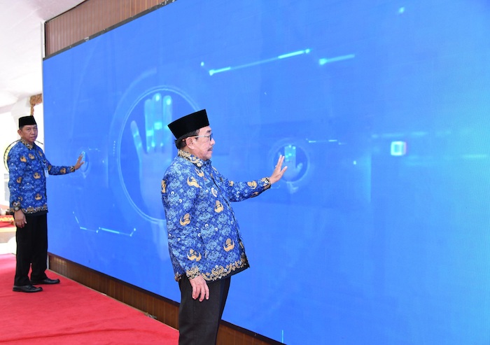 FOKUS: Wabup Sumenep Imam Hasyim saat meluncurkan Aplikasi Sikeris di Pendopo Agung Keraton Sumenep, Kamis (27/11).&nbsp;