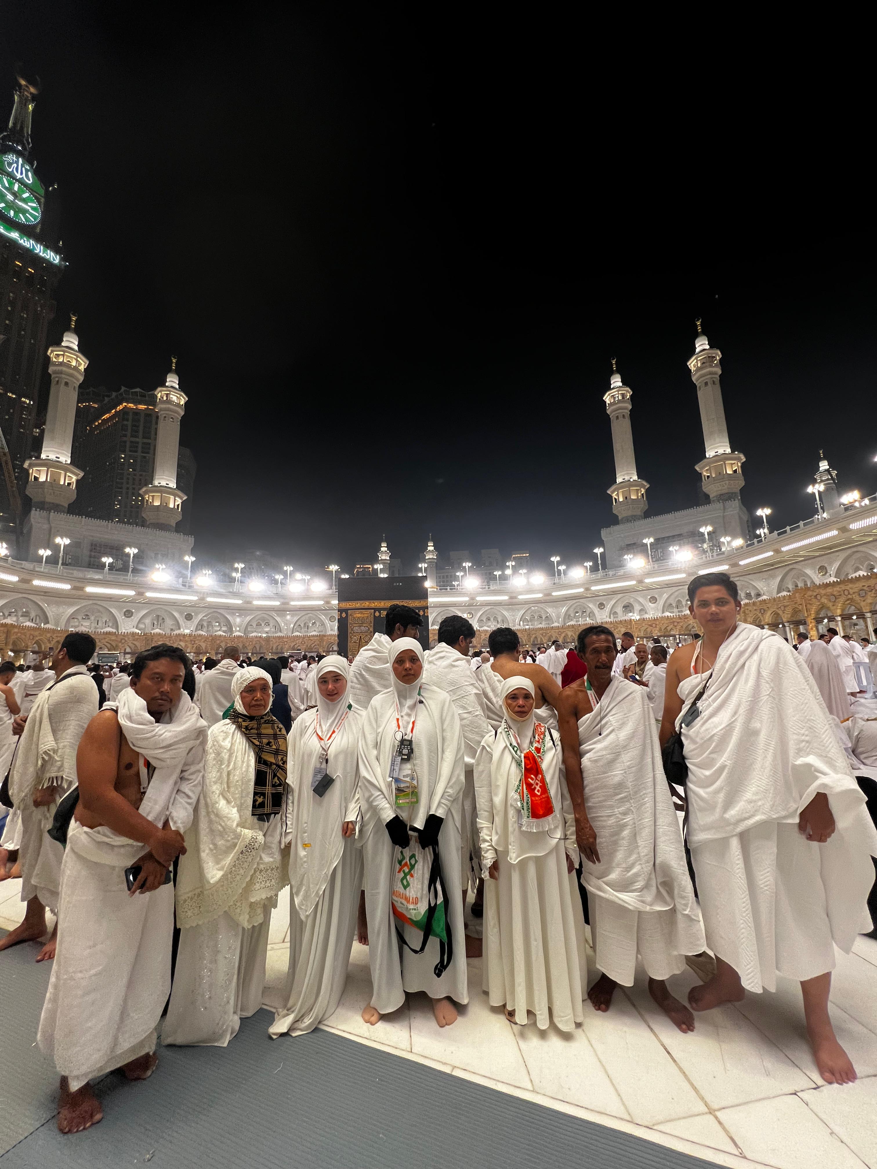 SEMRINGAH: Para jamaah PT Mohammad Tour and Travel usai menjalani umroh perdana di Masjidil Haram, Mekah, Arab Saudi, Kamis (27/11).&nbsp;