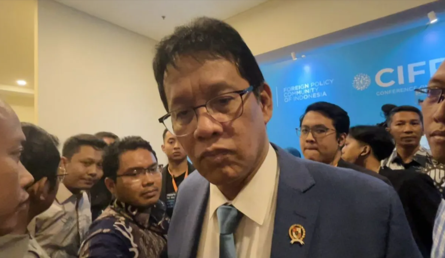 Menteri Keuangan Purbaya Yudhi Sadewa berbicara kepada media di sela-sela Conference on Indonesian Foreign Policy (CIFP) 2025 di Jakarta, Sabtu (29/11/2025). (ANTARA/Kuntum Riswan.)
