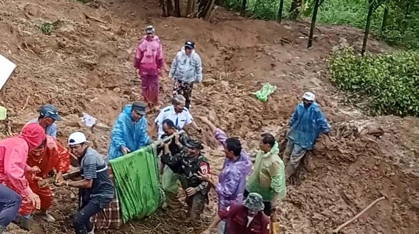 Evakuasi prajurit TNI yang hilang tertimbun longsor di Padang Panjang Barat. (Dok. Istimewa)