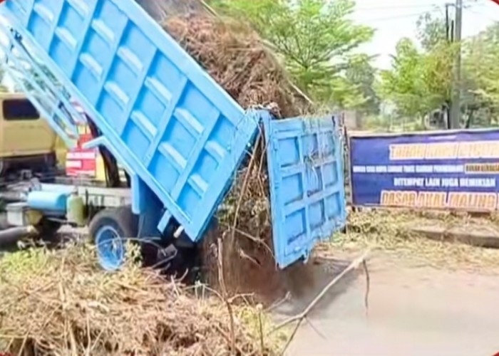 Memanas: truk mengangkut tumpukan sampah dan belukar ditumpahkan ke jalan raya sebagai bentuk protes warga kepada Pemkab Bangkalan yang tak kunjung bayar ganti rugi tanah.
