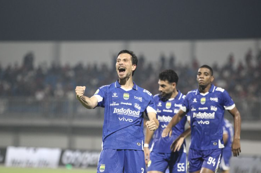 Ekspresi Thom Haye usai mencetak gol dalam laga Super League 2025-2026 Madura United vs Persib Bandung di Gelora Madura Ratu Pamelingan, Minggu (30/11/2025).(KOMPAS.com/Suci Rahayu)