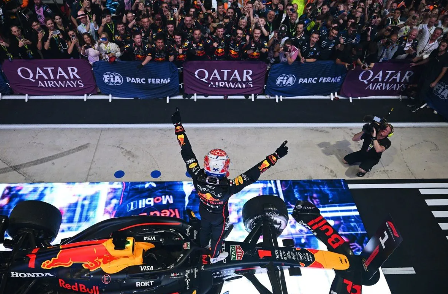 Pebalap Red Bull Max Verstapp en (tampak punggung) berselebrasi seusai keluar sebagai juara balapan Formula 1 Grand Prix Qatar di Sirkuit Losail, Qatar, Minggu (30/11/2025). (antara)