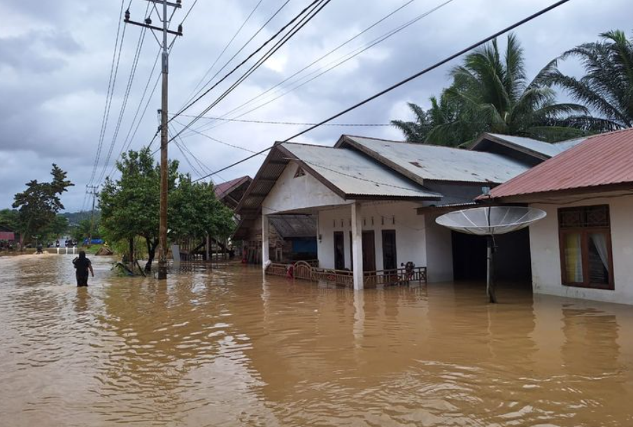 Kondisi terkini di Aceh Timur. Daerah ini terisolir usai jalan terputus oleh banjir 2 meter. (Dok MUHAMMAD)