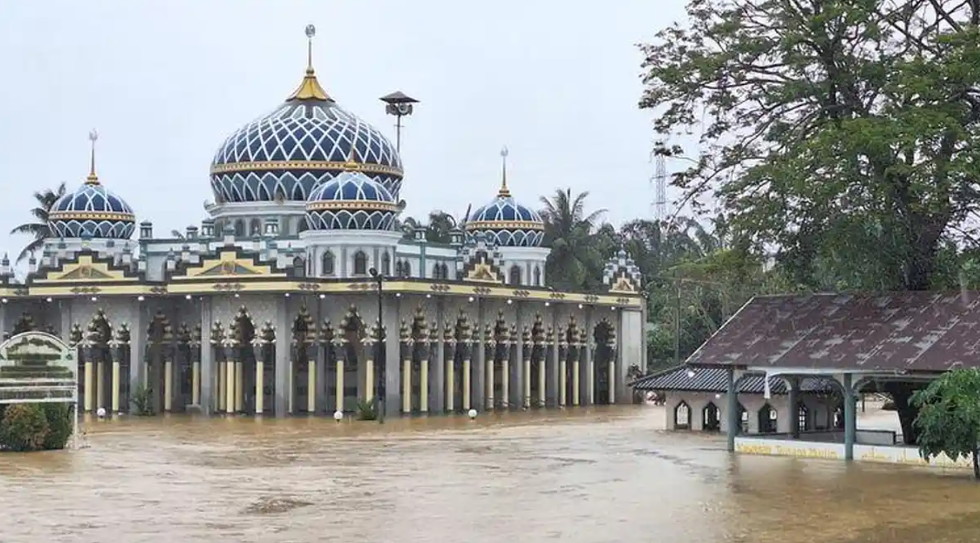 Kondisi terkini banjir di Aceh Timur. Bantuan logistik sulit masuk karena jalan terputus banjir 2 meter. (Dok MUHAMMAD )