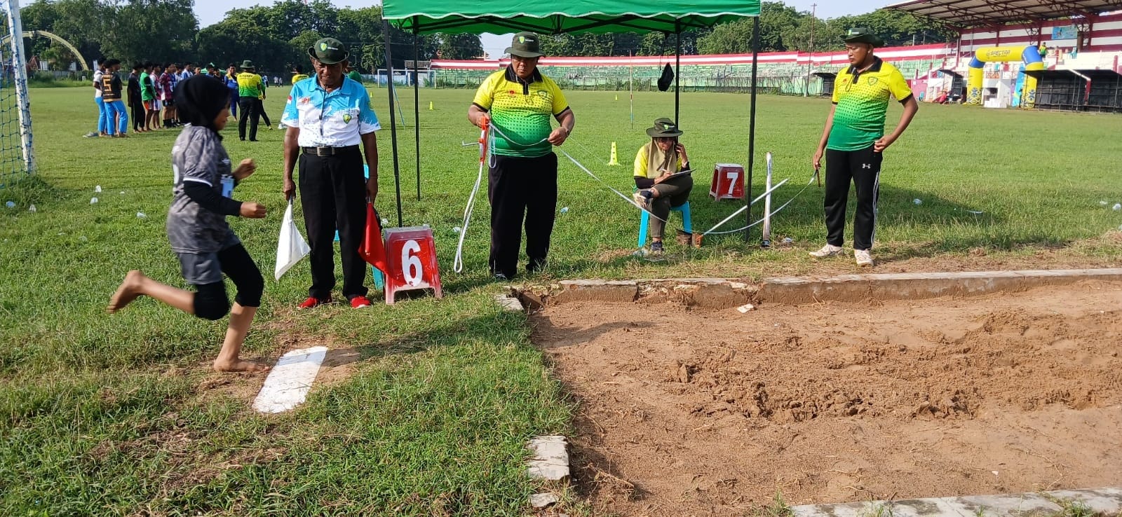 POTENSIAL: Atlet lompat jauh mengikuti kejurkab di Stadion A. Yani, Sumenep, Selasa (25/11).&nbsp;