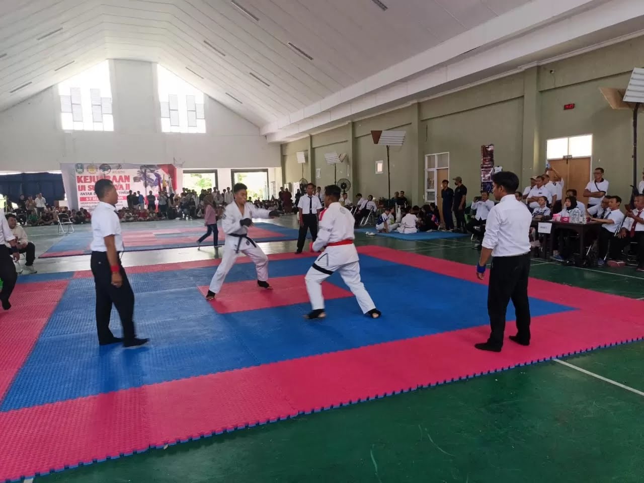 ADU KEKUATAN: Atlet IJI Sampang (sabuk biru) bertanding dalam kejuaraan yang digelar KORMI Jatim di Surabaya, Minggu (7/9).&nbsp;