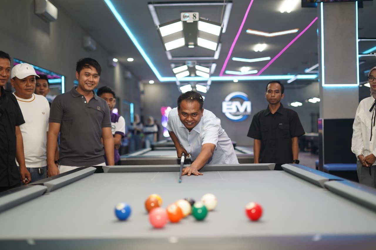 KONSENTRASI: Owner BM Billiards & Cafe Mohammad Rofiki bermain biliar pada Sabtu (29/11) malam.&nbsp;
