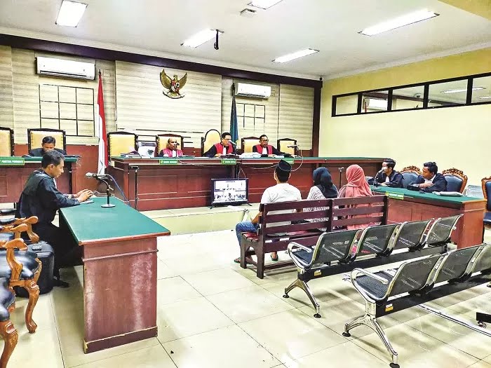 TEMPUH KASASI: Tiga terdakwa tipikor pokmas di Desa Banjarbillah, Kecamatan Tambelangan, Sampang, mengikuti sidang putusan di PN Tipikor Surabaya, Selasa (23/9).&nbsp;