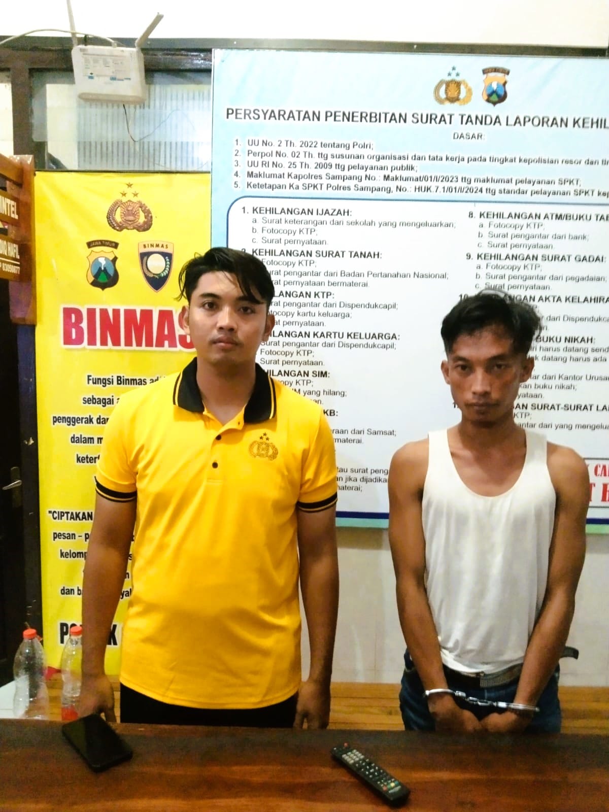 TAK BERKUTIK: Tersangka Nabil saat diamankan anggota Polsek Camplong sebelum dilimpahkan kepada Satreskrim Polres Sampang, Jumat (28/11) malam.&nbsp;