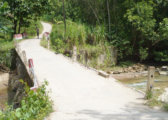 Jembatan penghubung antar desa dan kabupaten di Kecamatan Kokop Bangkalan tanpa pagar.