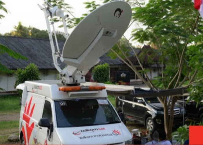 Mobil Satelit Telkomsat di daerah bencana.