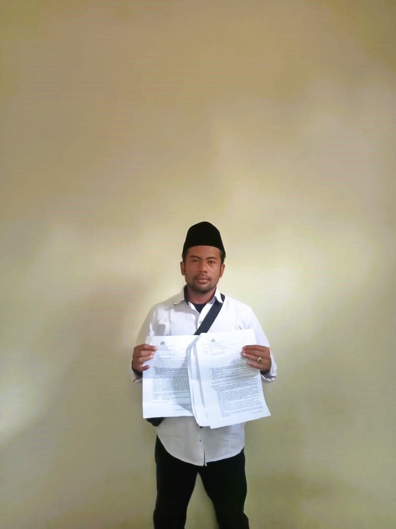 MENCARI KEADILAN: Pelapor Suherman menunjukkan berkas laporan penganiayaan Minggu (12/10).&nbsp;